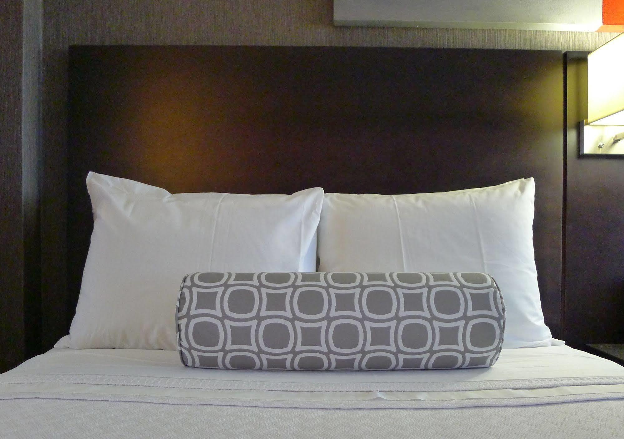 Armon Plaza Montreal Airpt, Trademark Collection By Wyndham Екстер'єр фото
